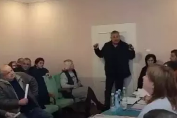 Ukrayna'da el bombalı saldırı! Meclise girdi, patlayıcıları bıraktı