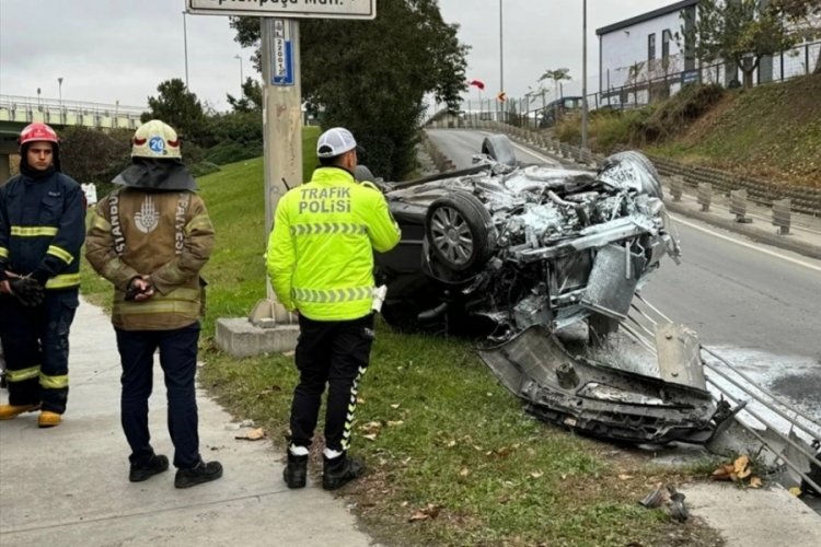 İstanbul'da kaza yapan s&uuml;r&uuml;c&uuml; otomobilini bırakıp ka&ccedil;tı