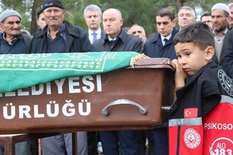 Maden iş&ccedil;isine acı veda! 4 yaşındaki oğlu tabutunu bırakmadı