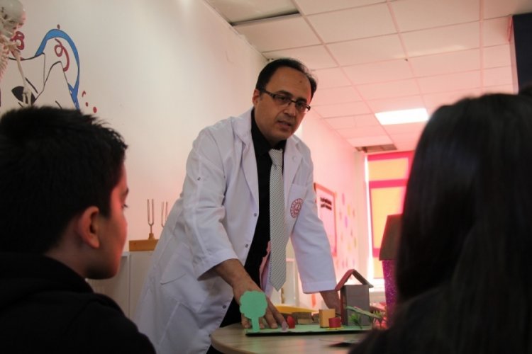 Boyu kısa diye neredeyse okula almayacaklardı, yılın &ouml;ğretmeni se&ccedil;ildi!