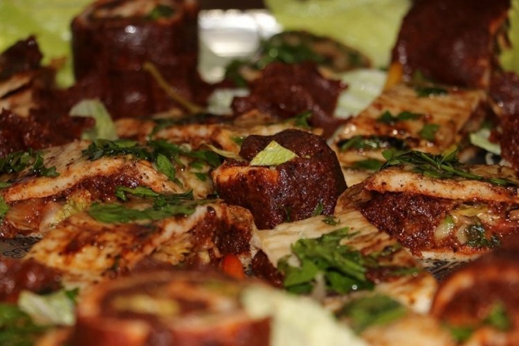 &Ccedil;iğk&ouml;fteyi &ccedil;ikolata ile yoğurdu!