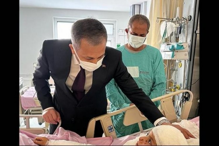 Bakan Yerlikaya, k&ouml;peklerin yaraladığı Tunahan'ı ziyaret etti