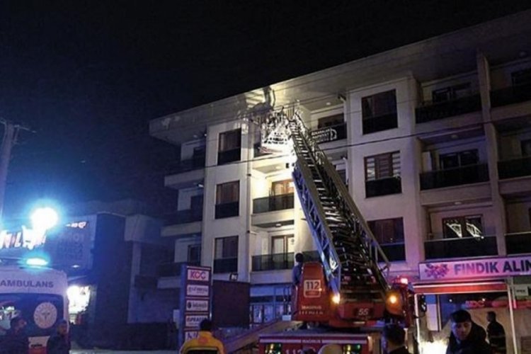 D&uuml;zce'de 4 katlı binada yangın &ccedil;ıktı! 13 kişi kurtarıldı