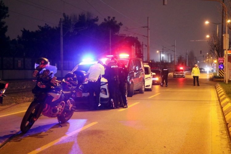 Sakarya'da yunus ekipleri ile hafif ticari ara&ccedil; &ccedil;arpıştı! 4 polis memuru yaralandı