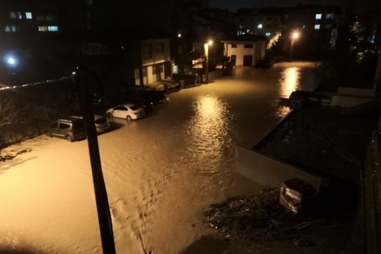 &Ccedil;anakkale'de caddeler g&ouml;le d&ouml;nd&uuml;, evleri su bastı