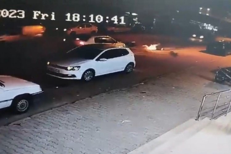 Adana'da otomobilin yayalara &ccedil;arptı! 1'i &ccedil;ocuk 3 yaralı