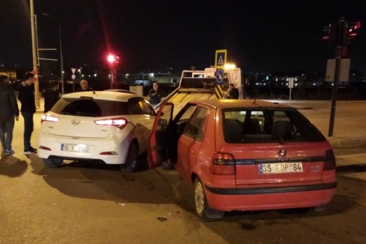 Bursa'da iki otomobil çarpıştı! 5 yaralı