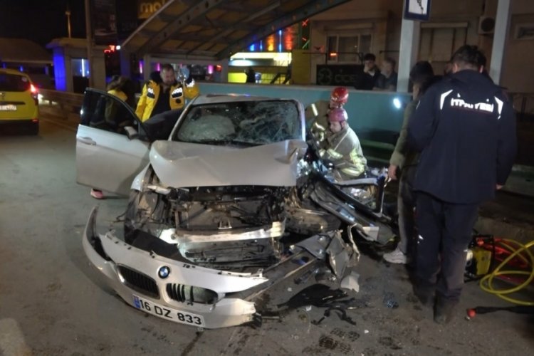 Bursa'da otomobil bariyerlere &ccedil;arptı: S&uuml;r&uuml;c&uuml; ara&ccedil;ta sıkıştı