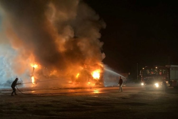 &Ccedil;ocuk bezi taşıyan TIR'ın dorsesi alev topuna d&ouml;nd&uuml;