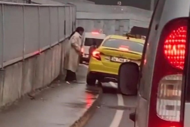 İstanbul'da kaldırıma &ccedil;ıkan taksiye yaya tepkisi