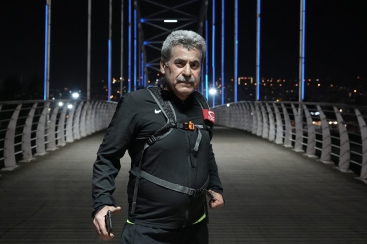 Bursa'da 63 yaşındaki esnaf her g&uuml;n 20 km koşuyor