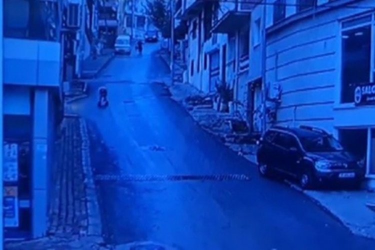 İzmir'de korku dolu anlar! Bebek arabası yokuş aşağı b&ouml;yle kaydı