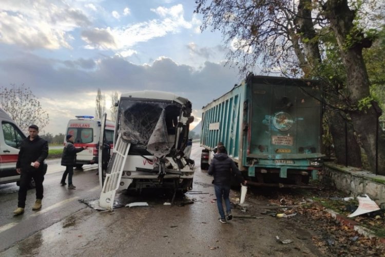 Manisa'da feci kaza: 5'i ağır 17 yaralı