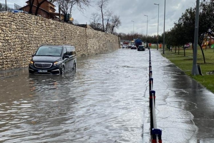 İstanbul'da r&ouml;garlar taştı! Otob&uuml;s&uuml;n i&ccedil;i bile su ile doldu