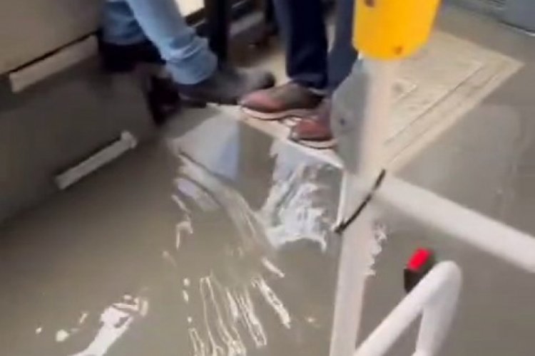 İstanbul'da İETT Otob&uuml;s&uuml;n&uuml; su bastı!