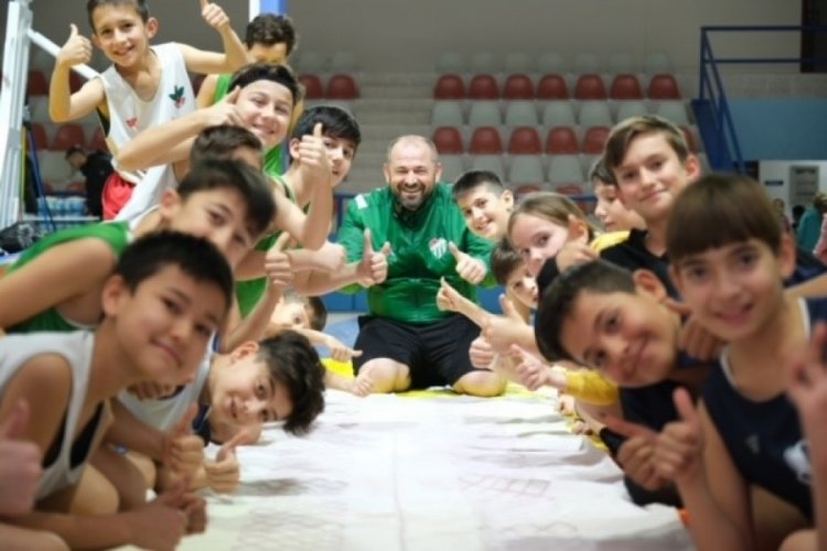 Bursa'da Başkan Aykurt, Orhaneli Kapalı Spor Salonu'nda gençlerle buluştu