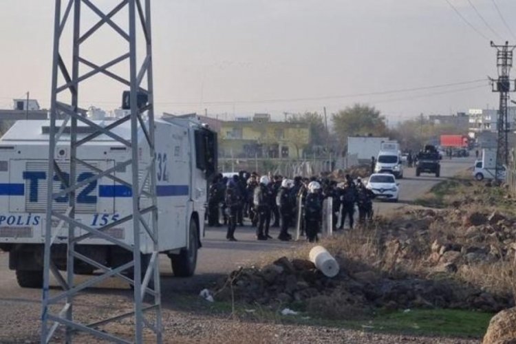 Diyarbakır'da trafo yenileme ve ka&ccedil;ak kontrol&uuml; &ccedil;alışmasında silahlı saldırı! 9 yaralı, 4 g&ouml;zaltı