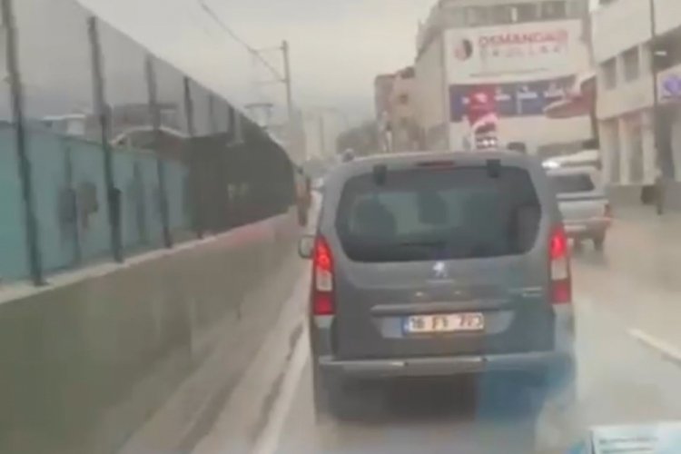 Bursa'da hafif ticari ara&ccedil; s&uuml;r&uuml;c&uuml;s&uuml; ambulansa yol vermedi!