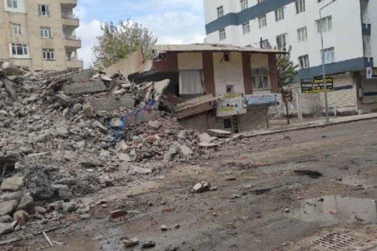 Diyarbakır'da ağır hasarlı bina yıkım sırasında yanındaki evin &uuml;zerine devrildi!