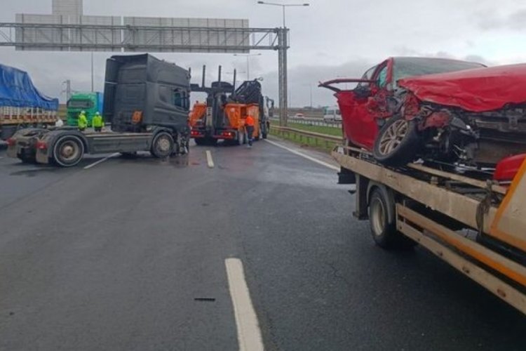 İstanbul'da tır 2 otomobile &ccedil;arptı! 3'&uuml; &ccedil;ocuk 7 yaralı