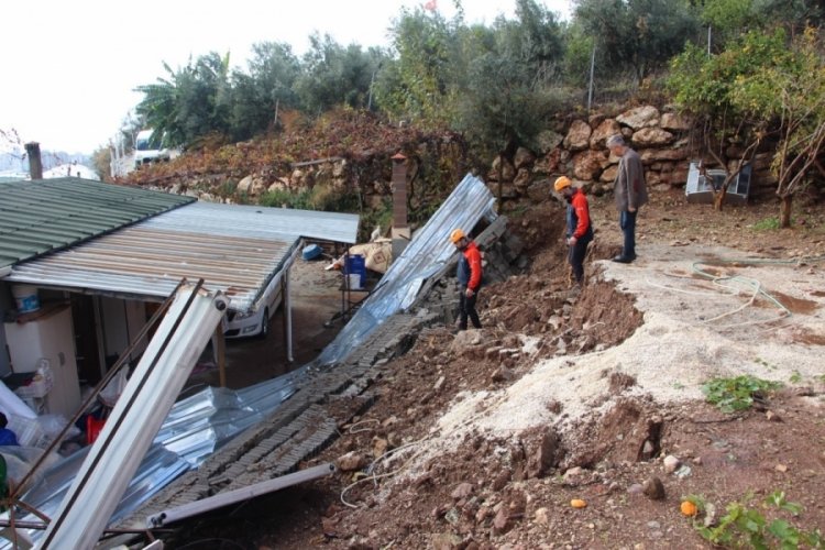 Antalya'da istinat duvarı &ccedil;&ouml;kt&uuml;, iki ev zarar g&ouml;rd&uuml;