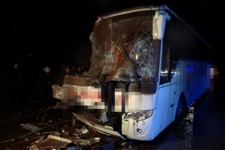 &Ccedil;anakkale-Bursa karayolunda yolcu otob&uuml;s&uuml; ile kamyon &ccedil;arpıştı! 3'&uuml; ağır 9 yaralı