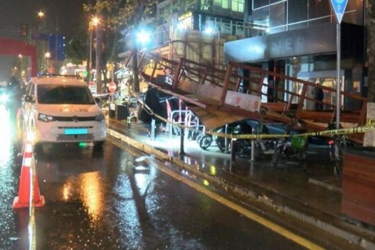 İstanbul'da şiddetli r&uuml;zgar inşaat panelini devirdi