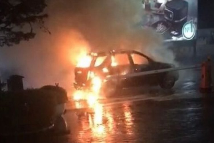 İstanbul'da park halinde alev alan cip kullanılamaz hale geldi