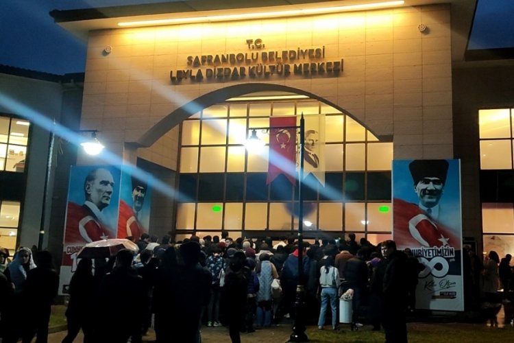 Karab&uuml;k'te İlber Ortaylı izdihamı