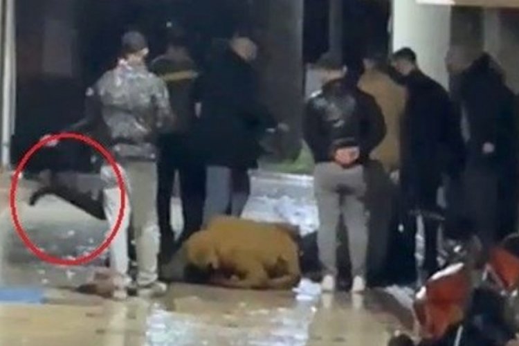 Kocaeli'de dehşet: İki kişiyi yerdeyken tekmeleyip, kemerle d&ouml;vd&uuml;ler