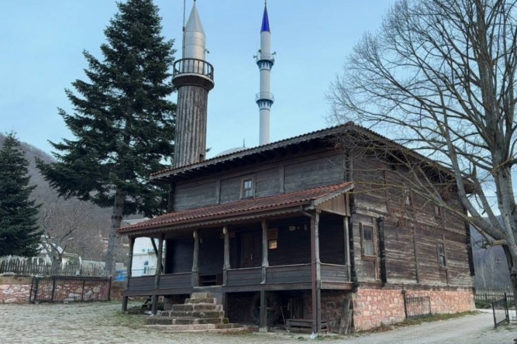 Bursa'da 136 yıldır ayakta olan &ccedil;ivisiz cami zamana meydan okuyor