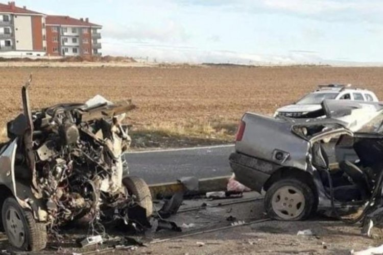 Eskişehir'de feci kaza! İkiye b&ouml;l&uuml;nen ara&ccedil;ta can verdi