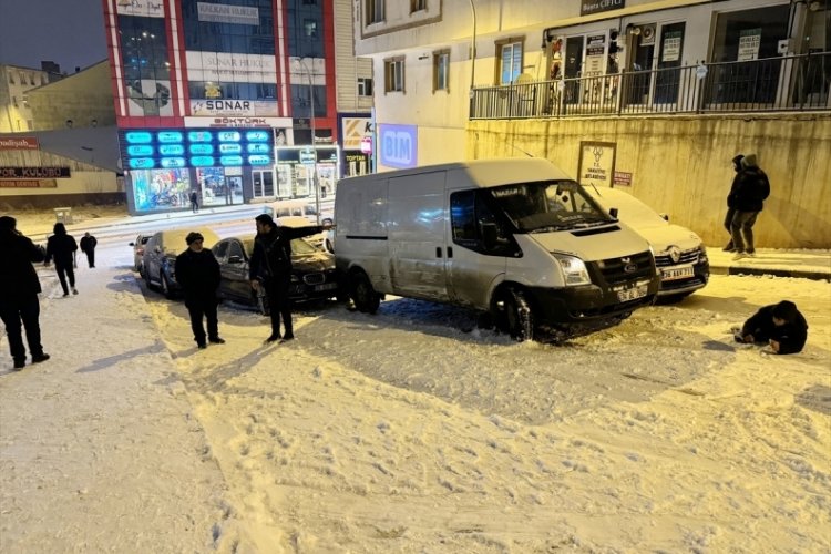 Kar yağışının etkili olduğu Erzurum'da 8 aracın karıştığı zincirleme kaza
