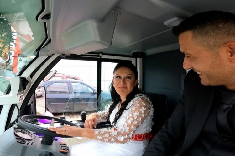 Kocaeli'de kullandığı s&uuml;p&uuml;rge aracı gelin arabası oldu