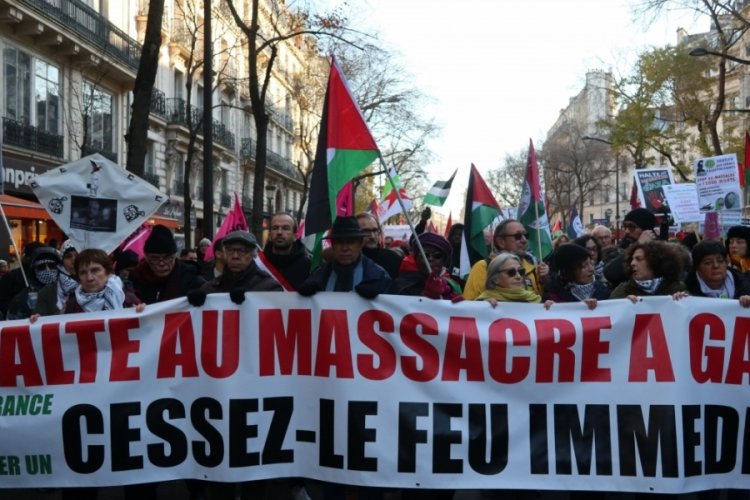 Paris'te binlerce kişi Gazze'de ateşkes i&ccedil;in y&uuml;r&uuml;d&uuml;