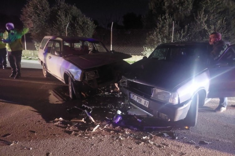 İzmir'de iki ara&ccedil; kafa kafaya &ccedil;arpıştı: 3 yaralı