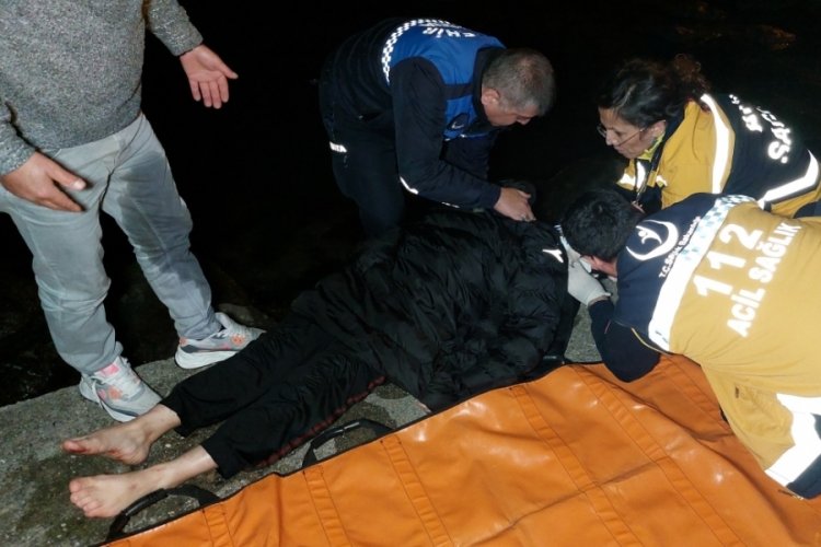 Samsun'da denize atlayan kadını amat&ouml;r balık&ccedil;ılar kurtardı