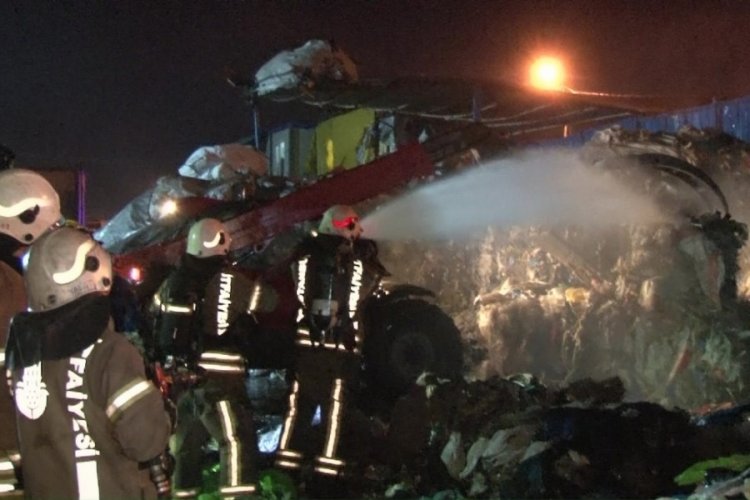 İstanbul'da atık toplama merkezi alev alev yandı