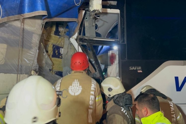 İstanbul'da yolcu otob&uuml;s&uuml; ile TIR &ccedil;arpıştı: 1 &ouml;l&uuml; 31 yaralı