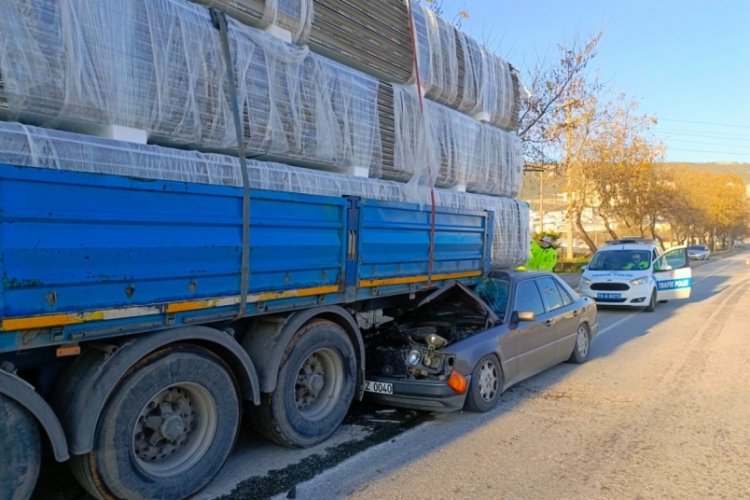 Bursa'da otomobil park halindeki tırın altına girdi!