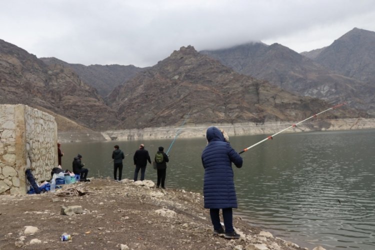 Kafeslerden ka&ccedil;an balıkları oltayla tutuyorlar