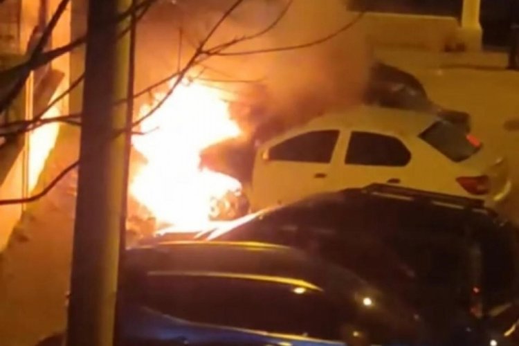 Bursa'da park halindeki ara&ccedil; alev alev yanmaya başladı!