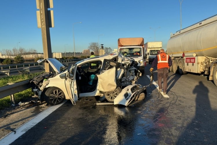 Kocaeli'de panelvan ile otomobili &ccedil;arpıştı!