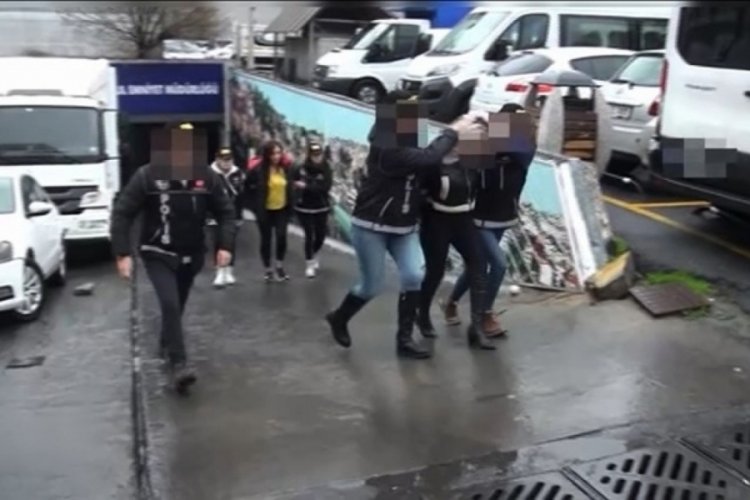İstanbul'da 3 kadın metrob&uuml;ste uyuşturucu hazırladı