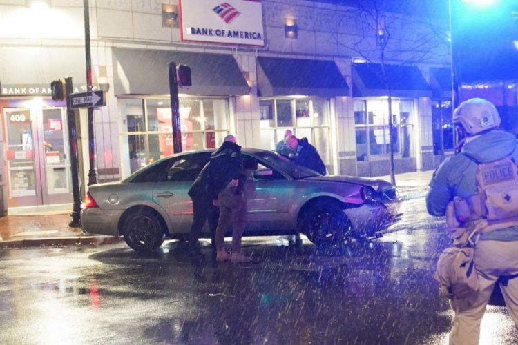 ABD'de Biden'ın koruma aracına &ccedil;arpan otomobil paniğe yol a&ccedil;tı!