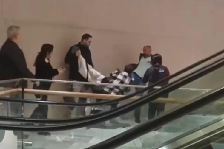İstanbul'da kız arkadaşına laf atan şahısları d&ouml;vd&uuml;