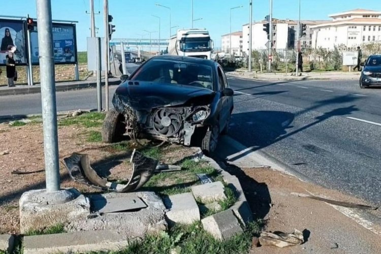 Mardin'de iki ara&ccedil; kafa kafaya girdi! 2 yaralı