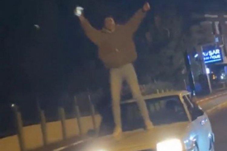 M&uuml;ziğin ritmine dayanamadılar, seyir halindeki aracı diskoya &ccedil;evirdiler