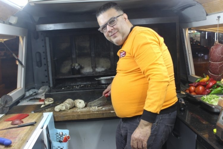 Kokore&ccedil; ustası, depremin etkilerine rağmen evine ekmek g&ouml;t&uuml;rmeye devam ediyor