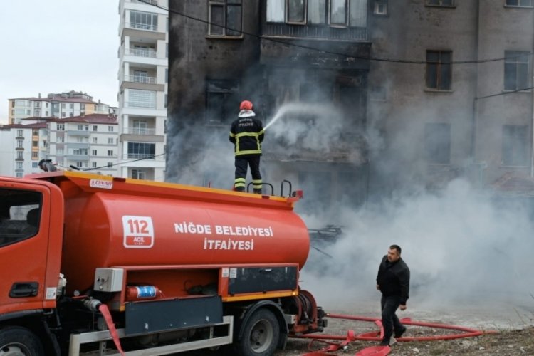 &Ccedil;&ouml;pte &ccedil;ıkan yangının sı&ccedil;radığı 2 daire ile otomobil kullanılamaz hale geldi
